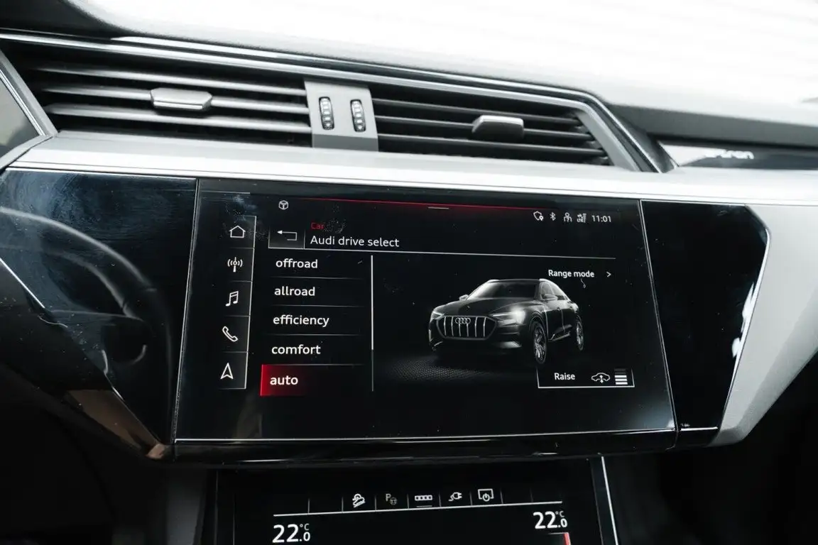AUDI E-TRON