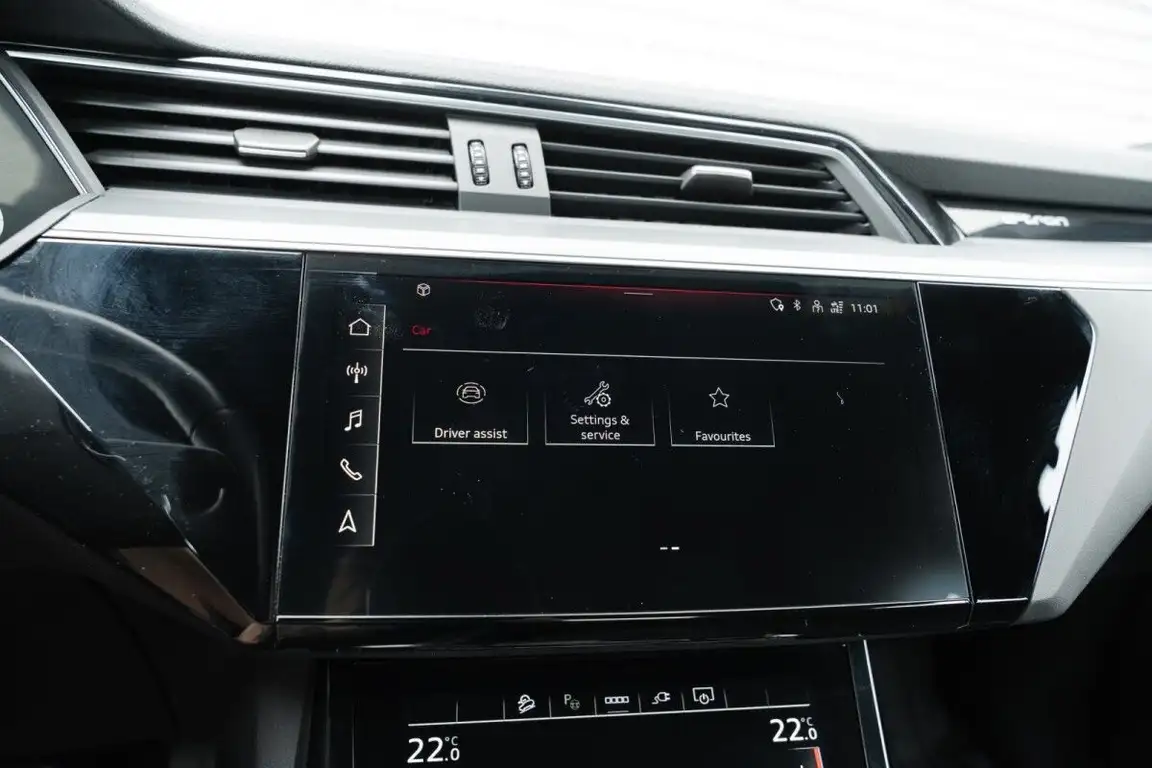 AUDI E-TRON