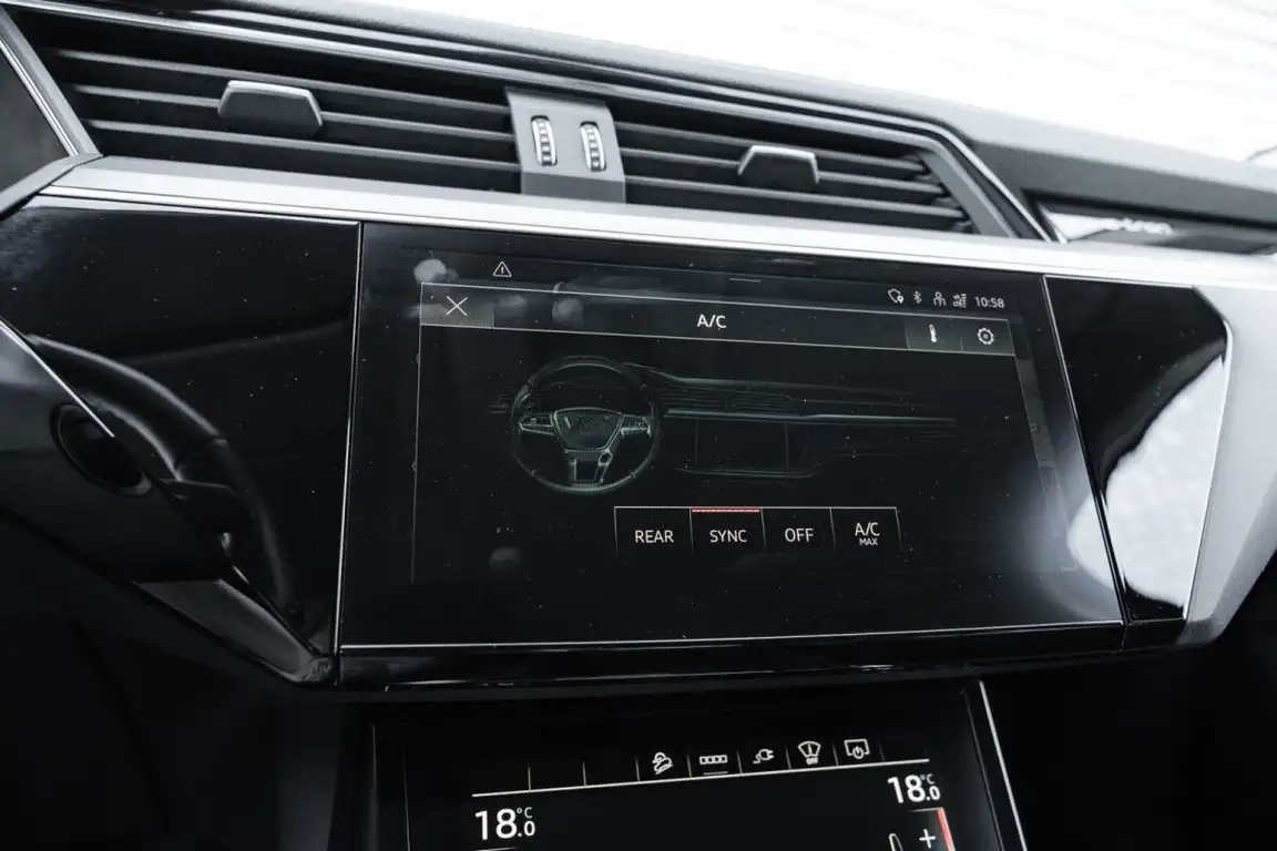 AUDI E-TRON