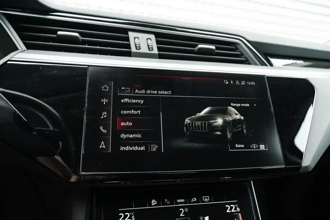 AUDI E-TRON
