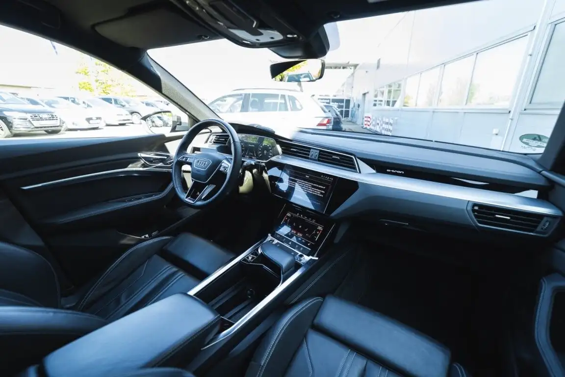 AUDI E-TRON