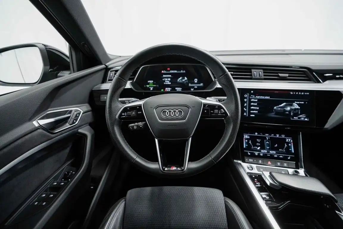 AUDI E-TRON