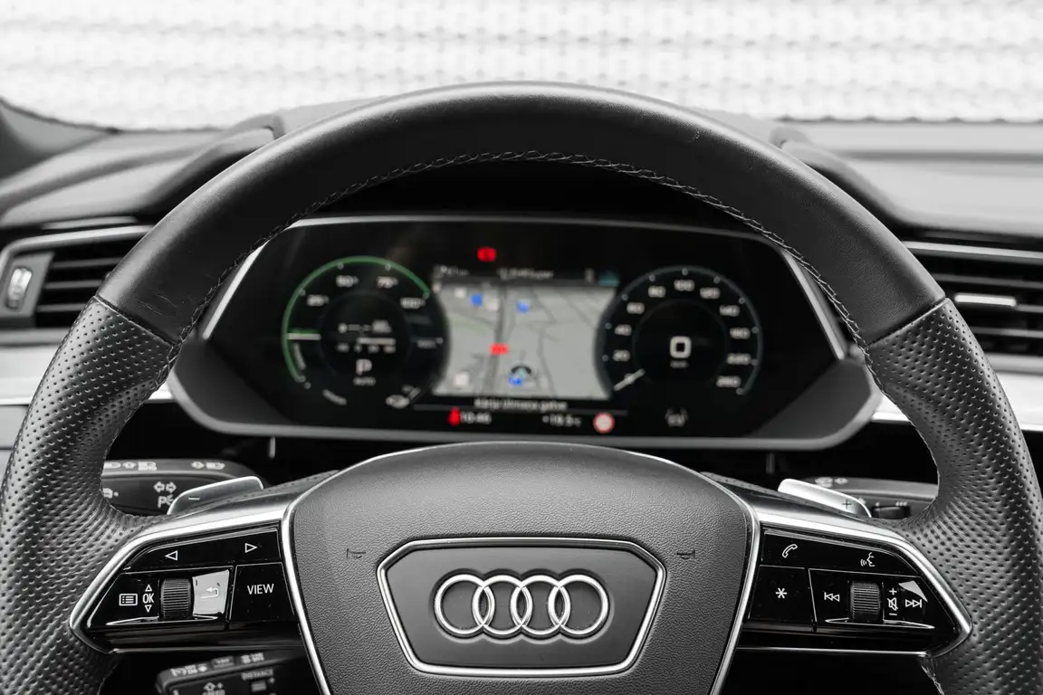 AUDI E-TRON
