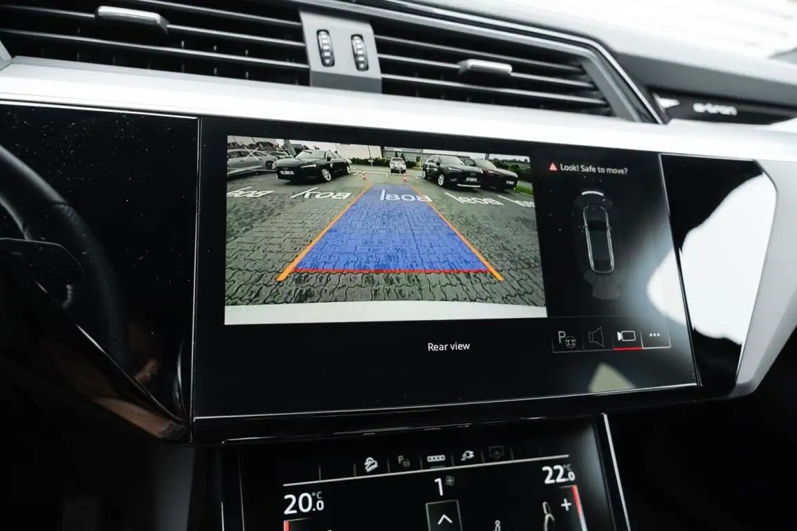 AUDI E-TRON