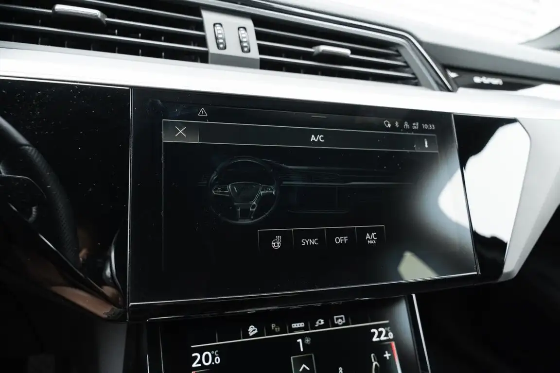 AUDI E-TRON