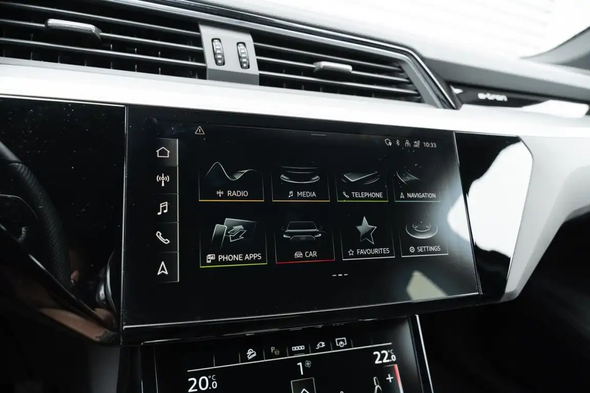 AUDI E-TRON
