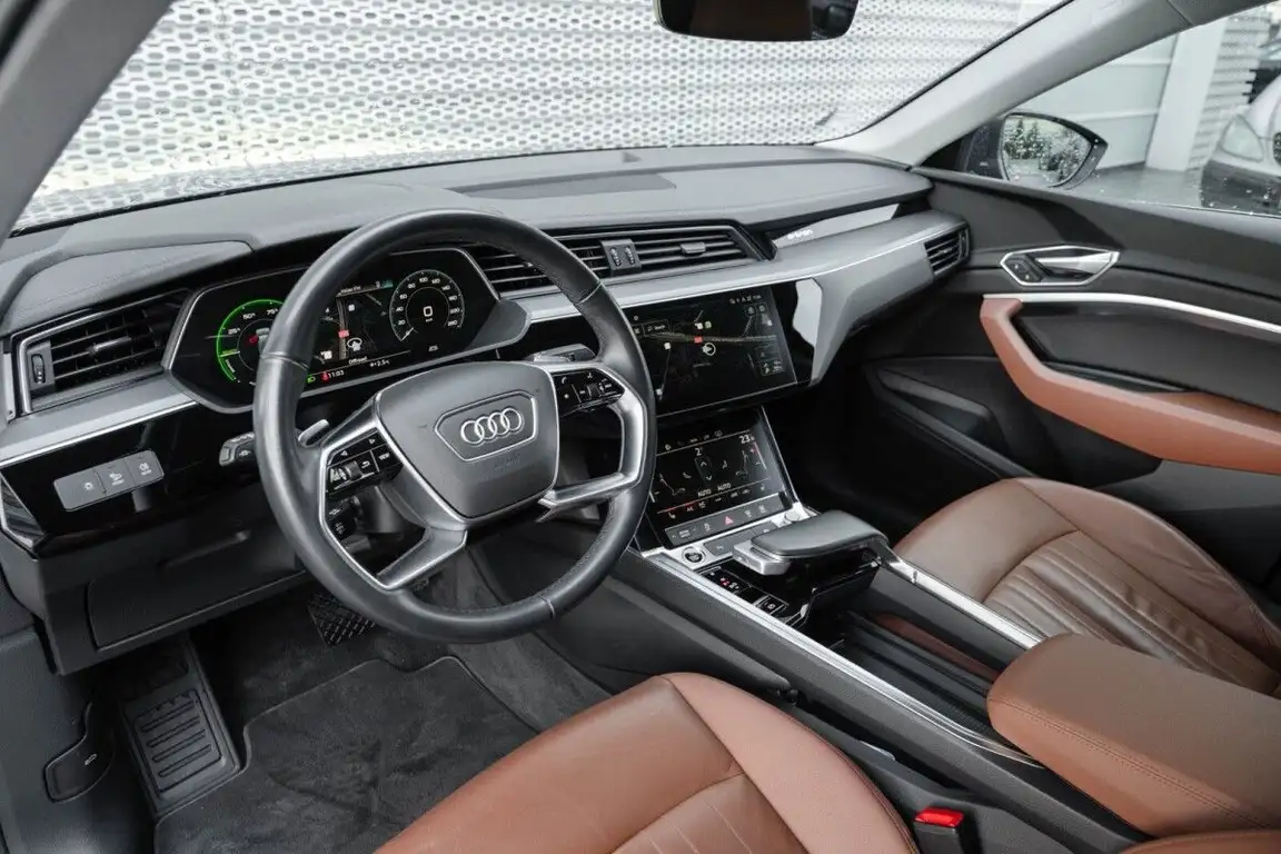 AUDI E-TRON