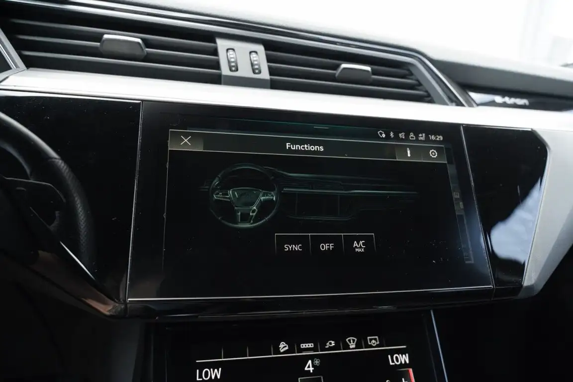 AUDI E-TRON