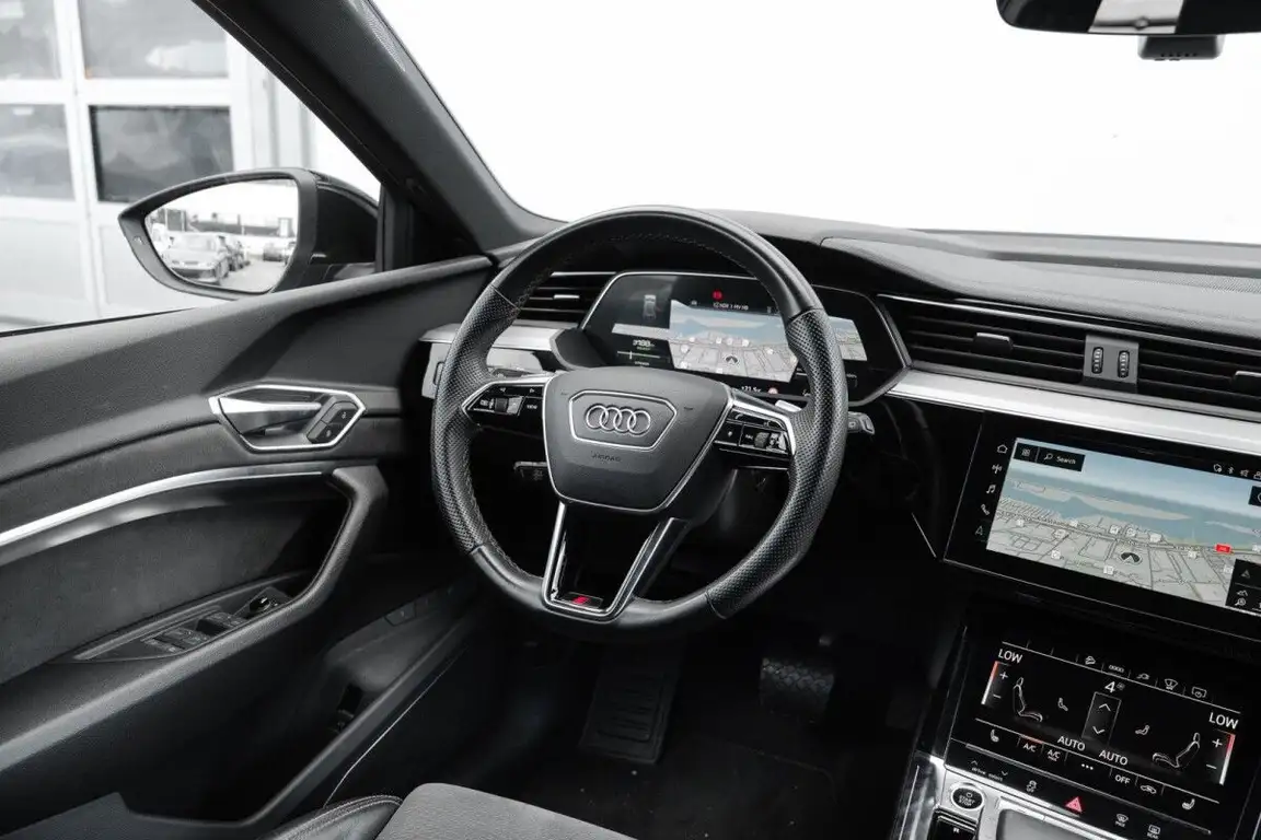 AUDI E-TRON