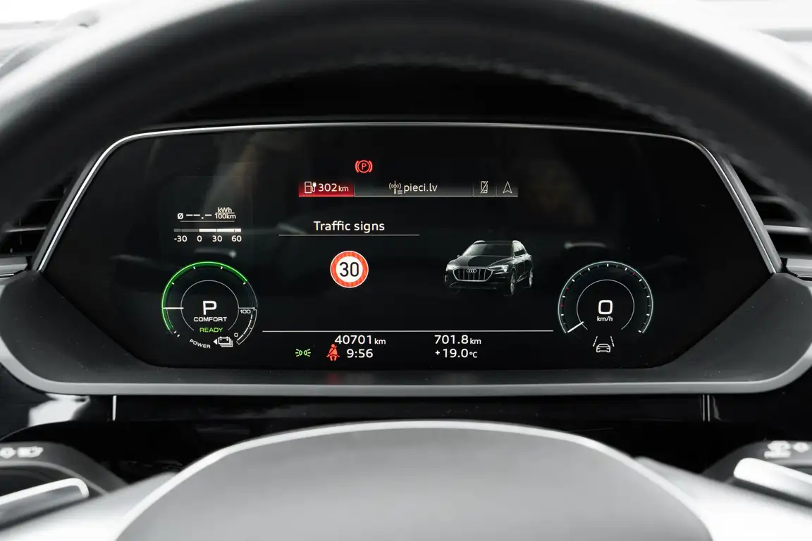 AUDI E-TRON