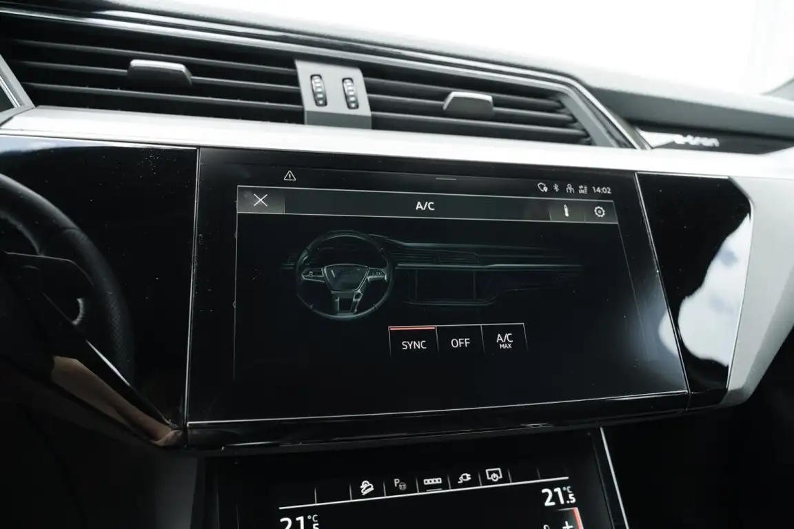 AUDI E-TRON