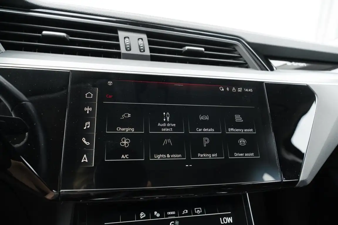 AUDI E-TRON