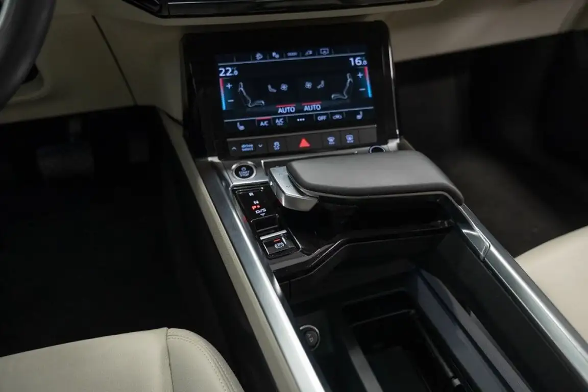 AUDI E-TRON