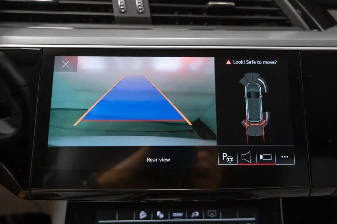 AUDI E-TRON