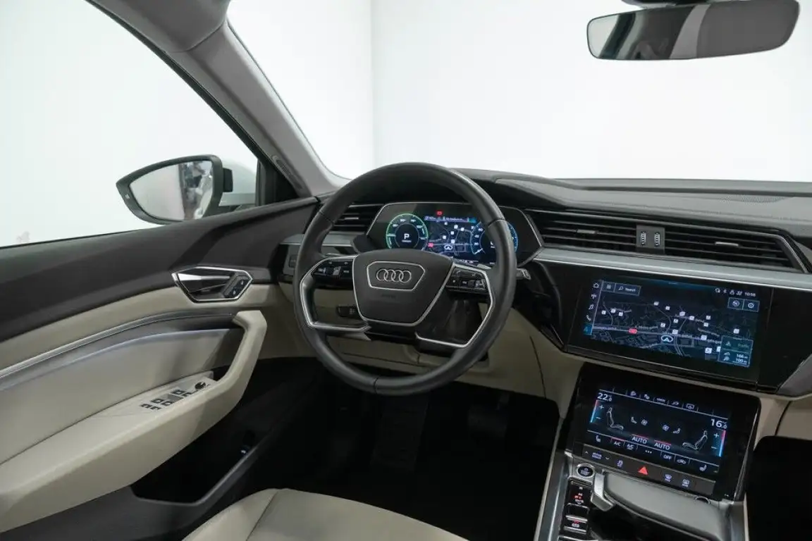 AUDI E-TRON