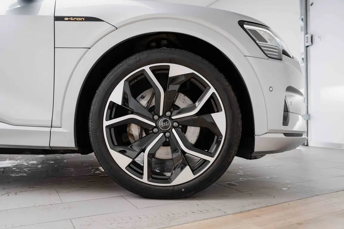 AUDI E-TRON