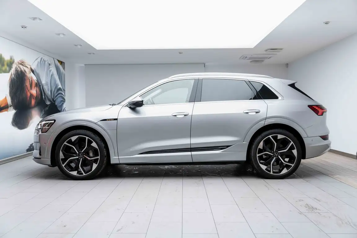 AUDI E-TRON