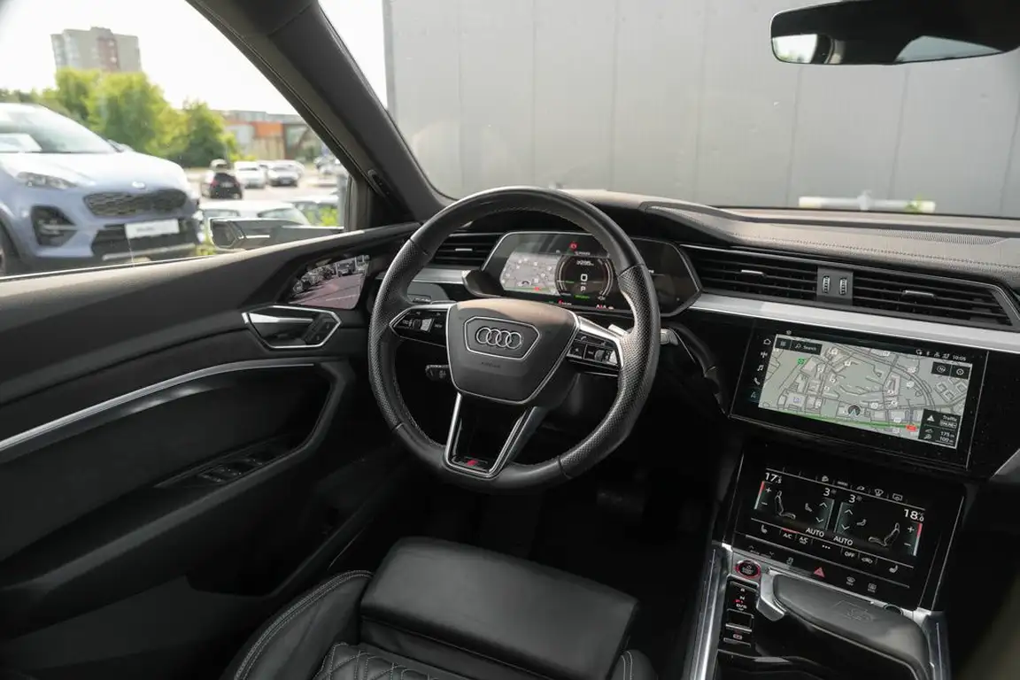 AUDI E-TRON