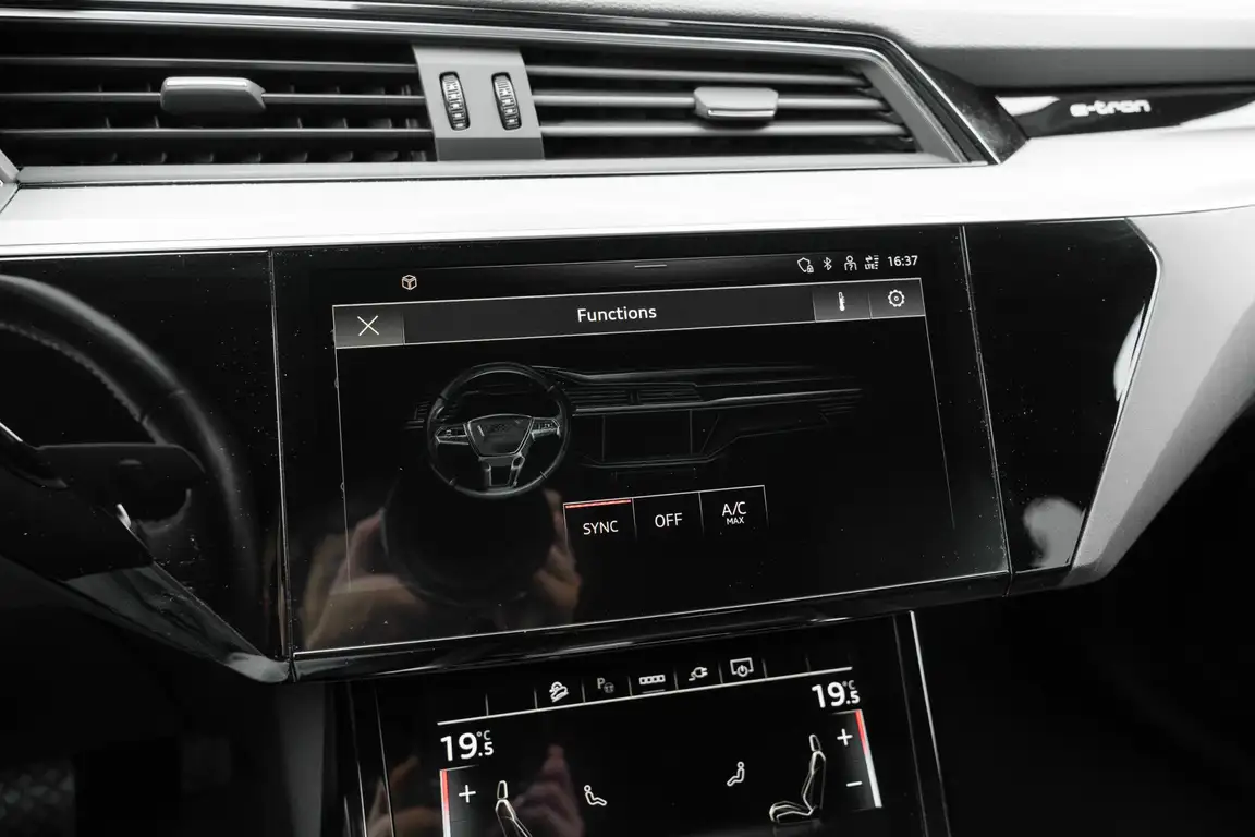 AUDI E-TRON