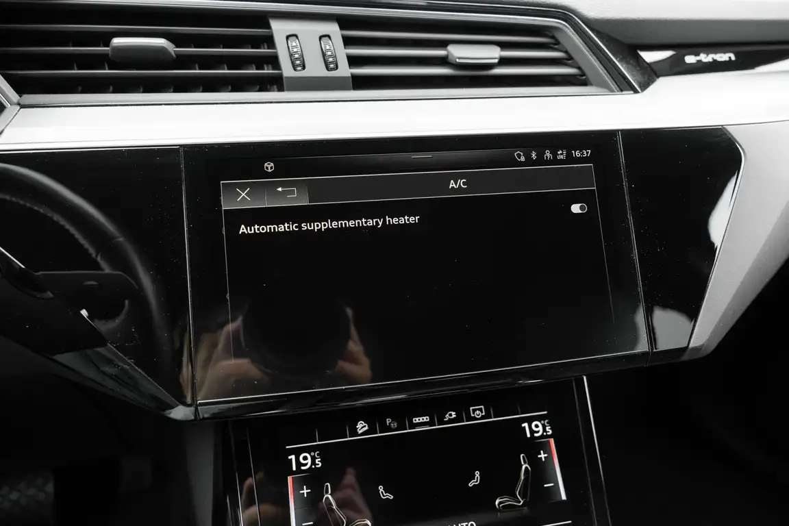 AUDI E-TRON