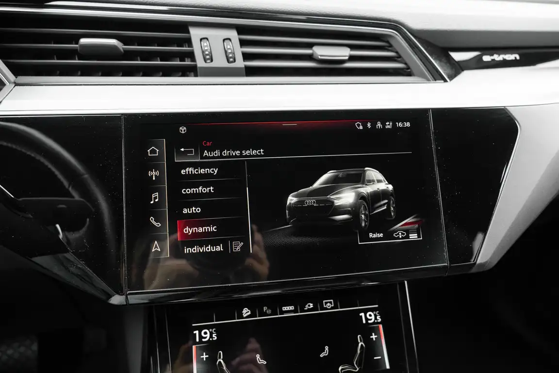 AUDI E-TRON