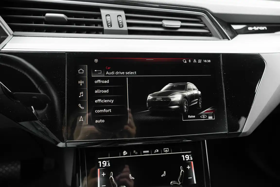 AUDI E-TRON