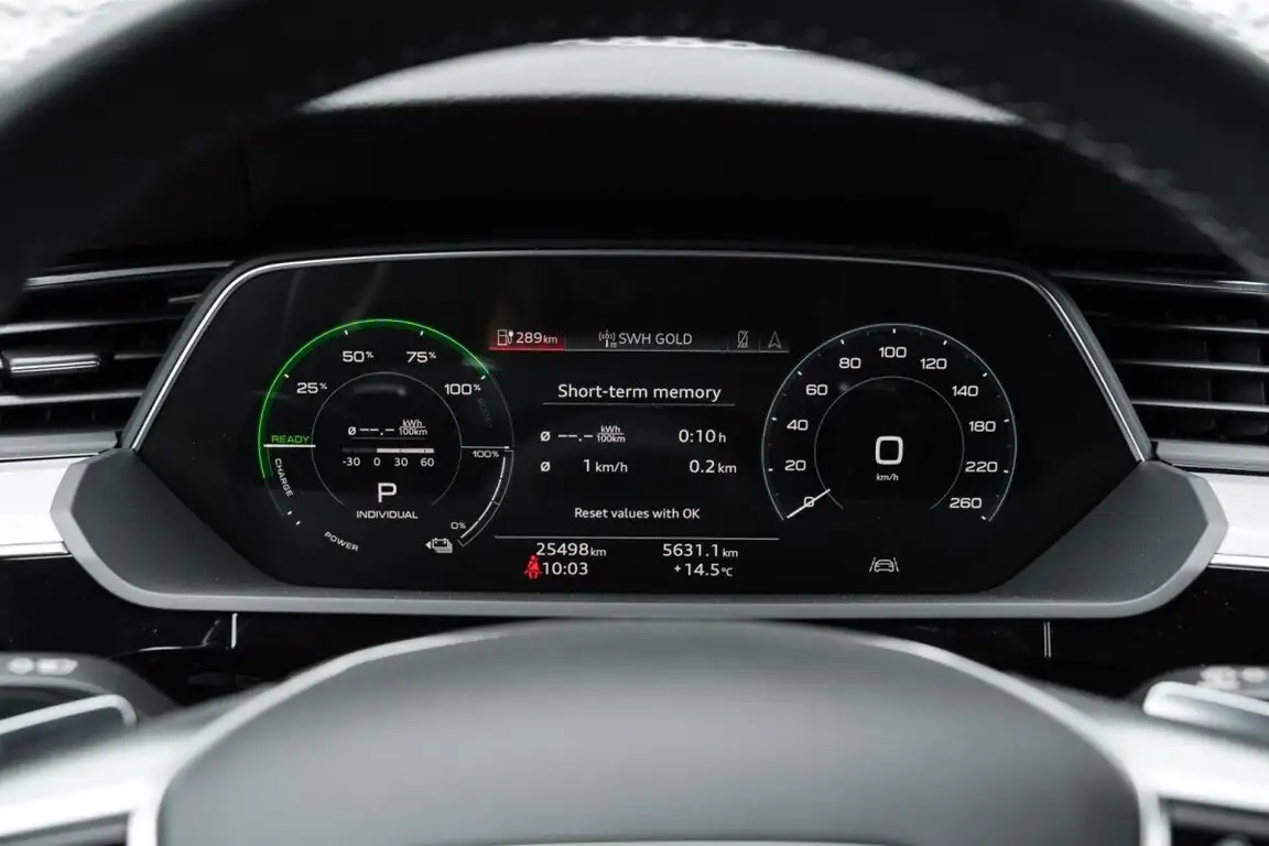 AUDI E-TRON