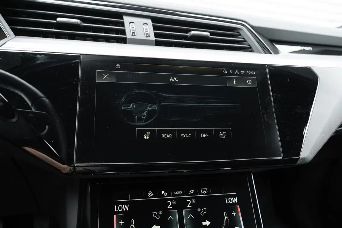 AUDI E-TRON