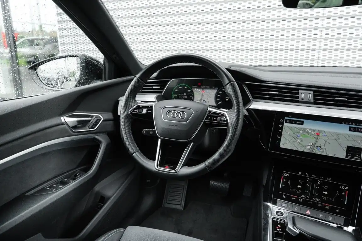 AUDI E-TRON