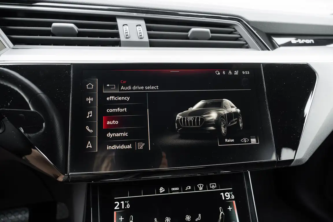 AUDI E-TRON