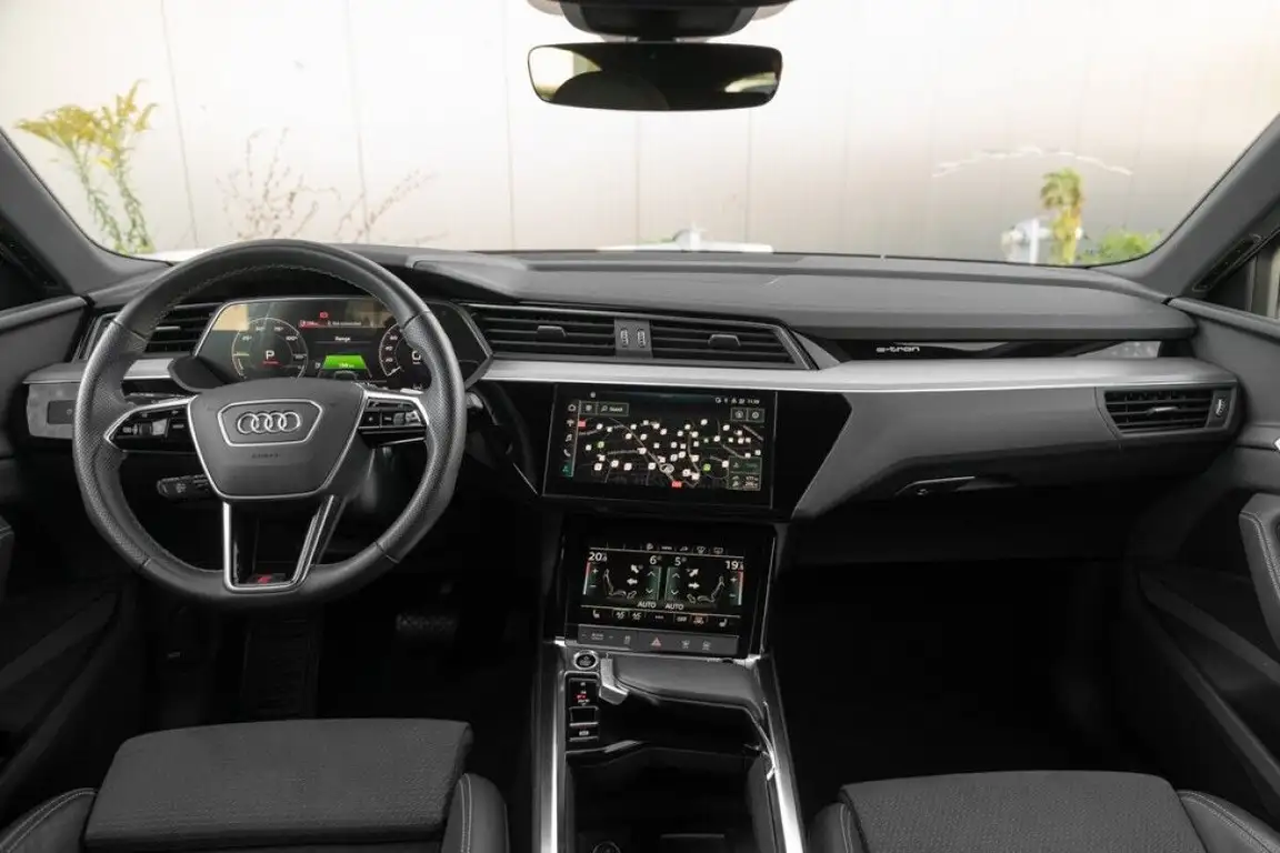 AUDI E-TRON