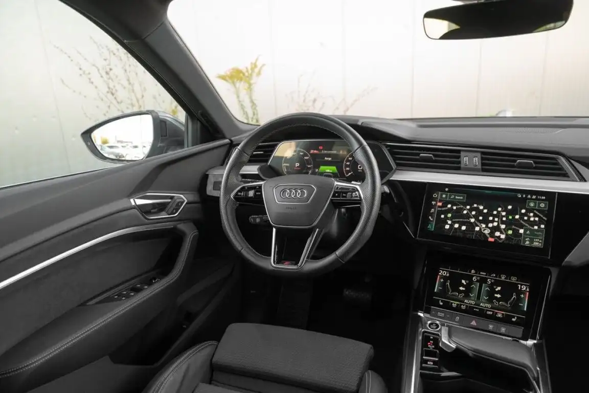AUDI E-TRON