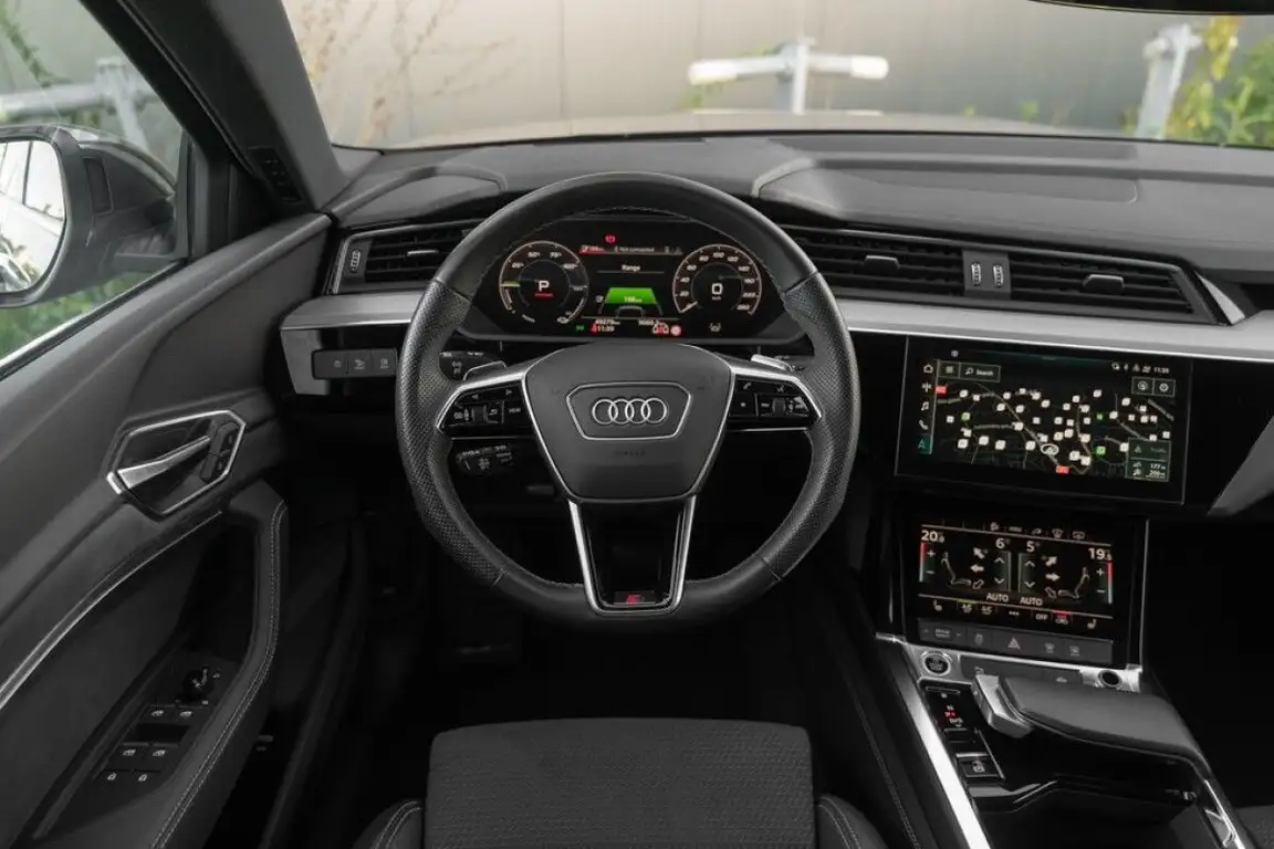 AUDI E-TRON