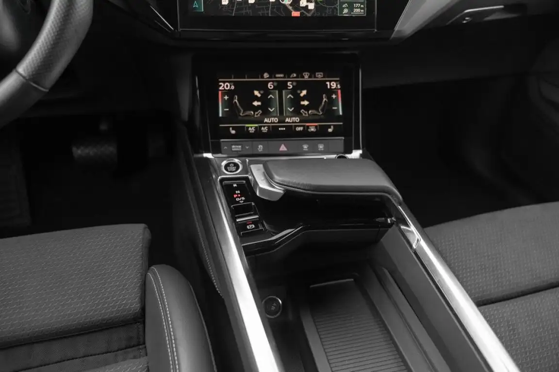 AUDI E-TRON