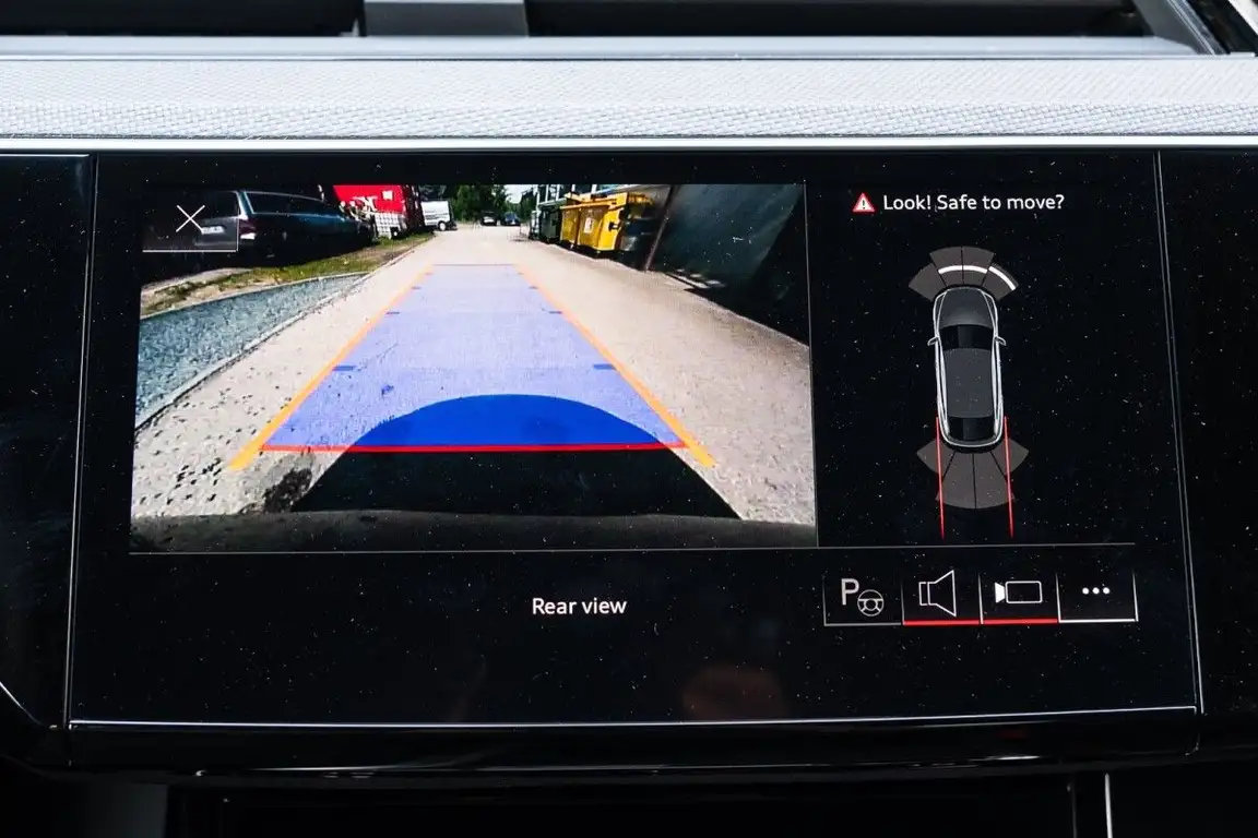 AUDI E-TRON