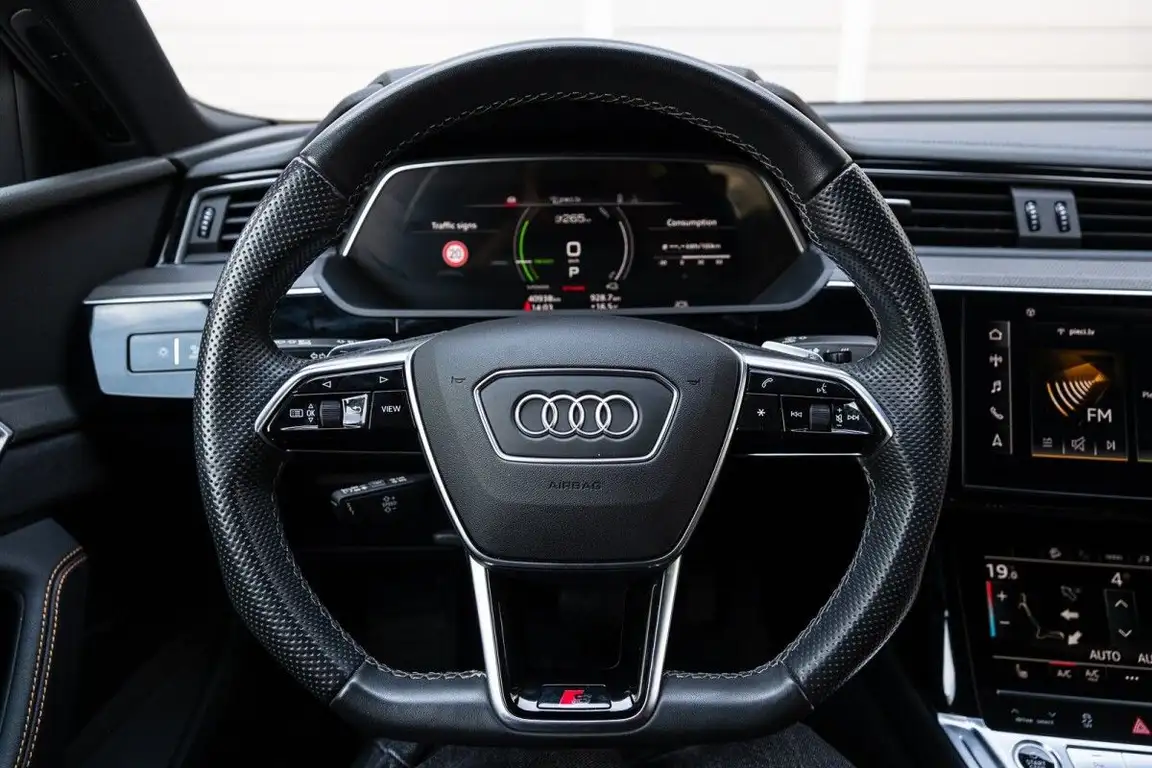 AUDI E-TRON
