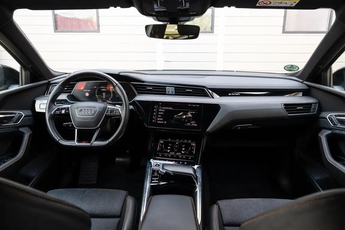 AUDI E-TRON