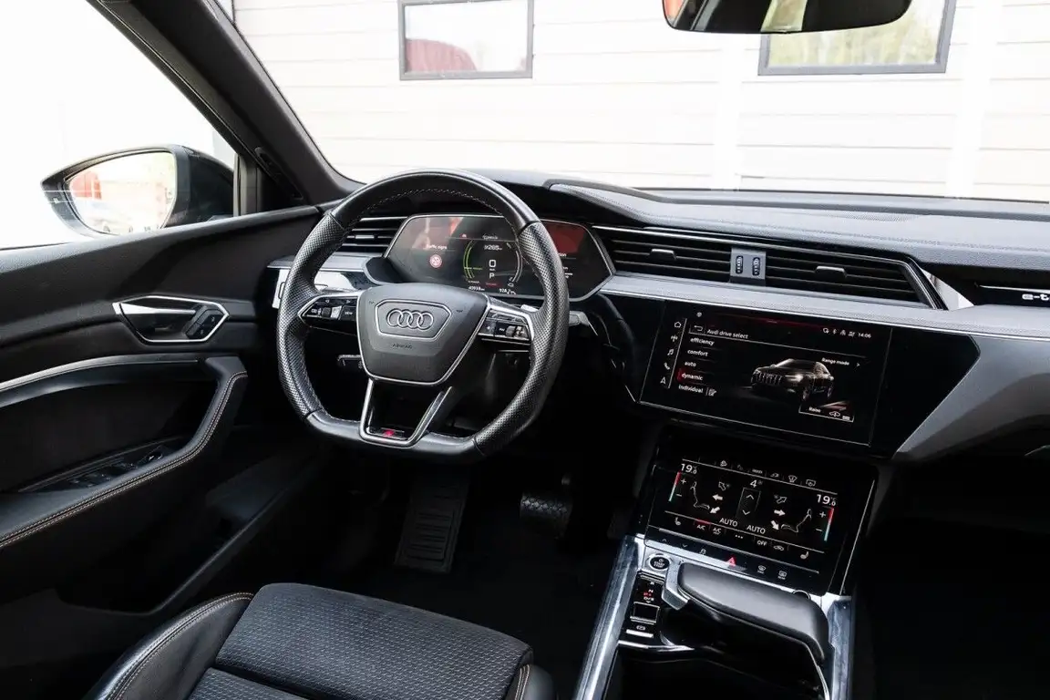 AUDI E-TRON