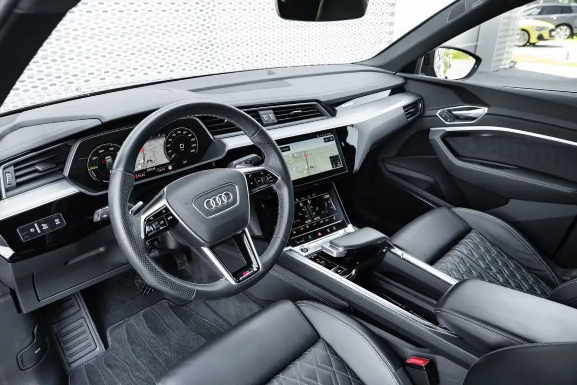 AUDI E-TRON