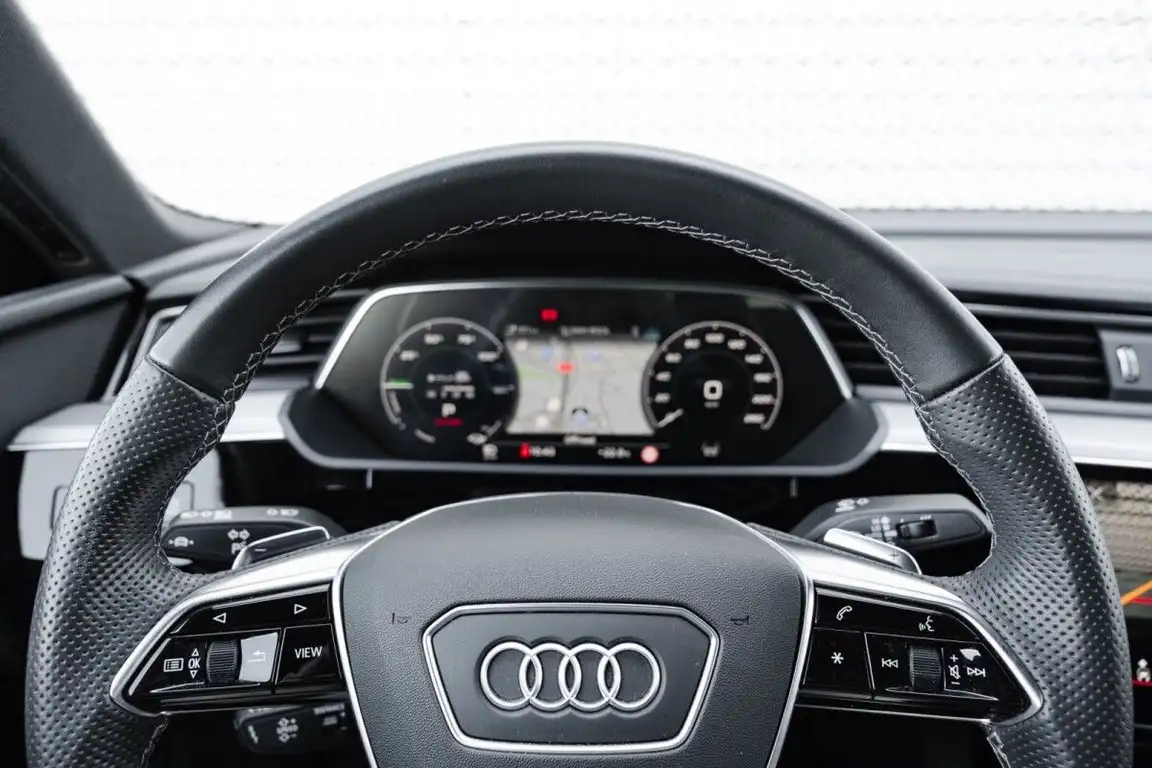 AUDI E-TRON