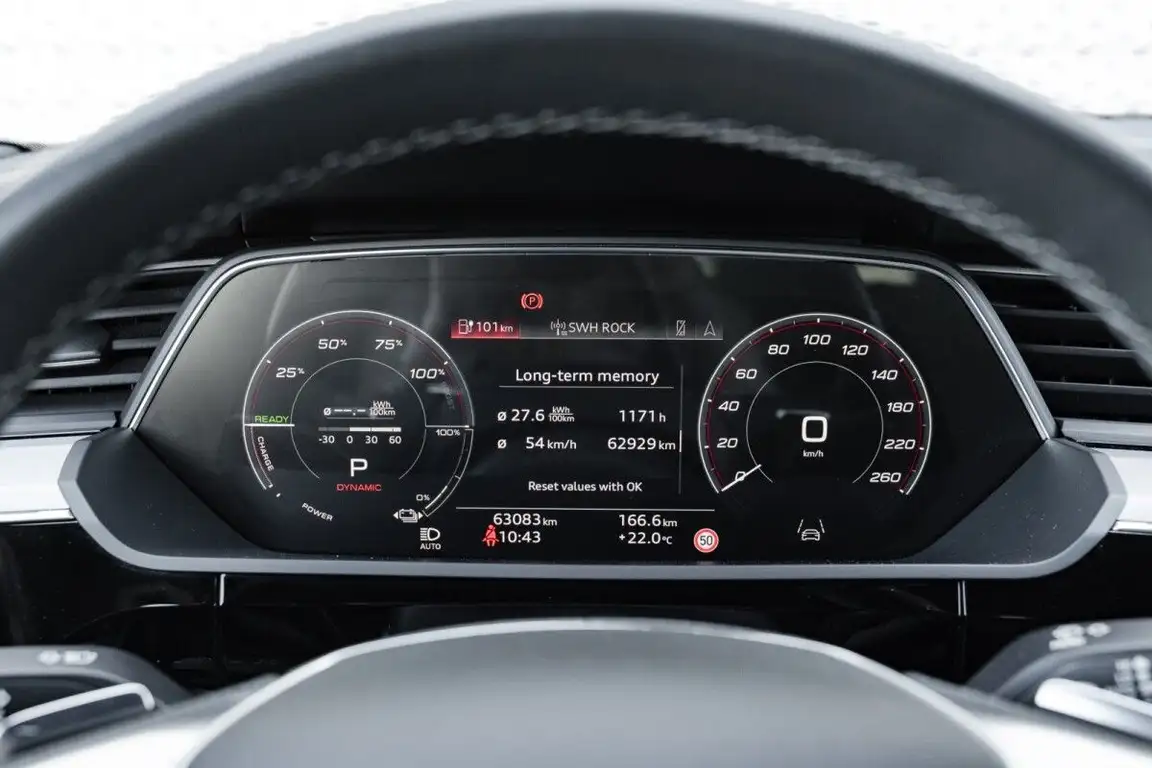 AUDI E-TRON