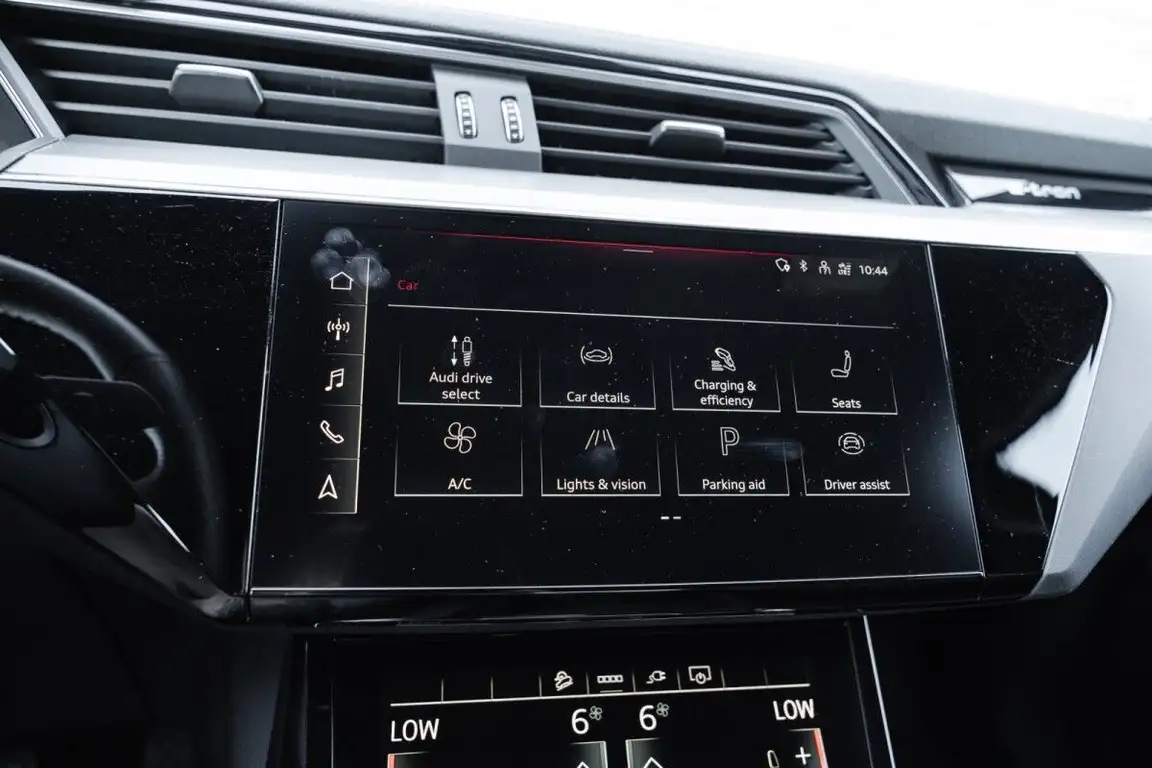 AUDI E-TRON