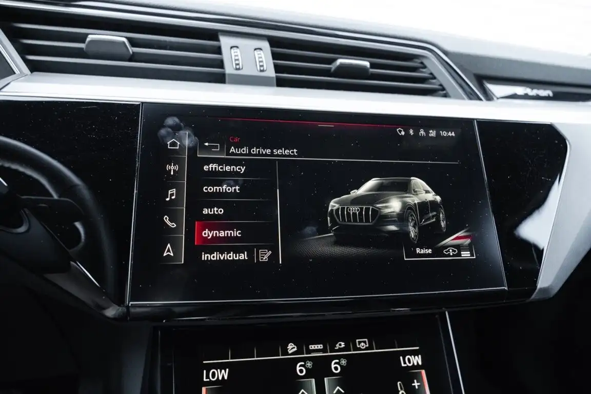 AUDI E-TRON