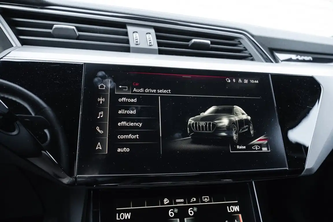 AUDI E-TRON