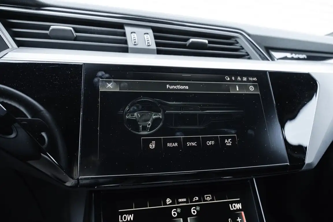 AUDI E-TRON
