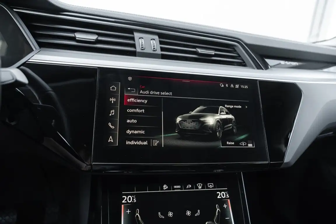 AUDI E-TRON