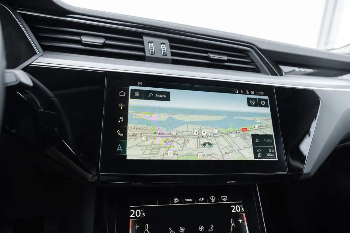 AUDI E-TRON