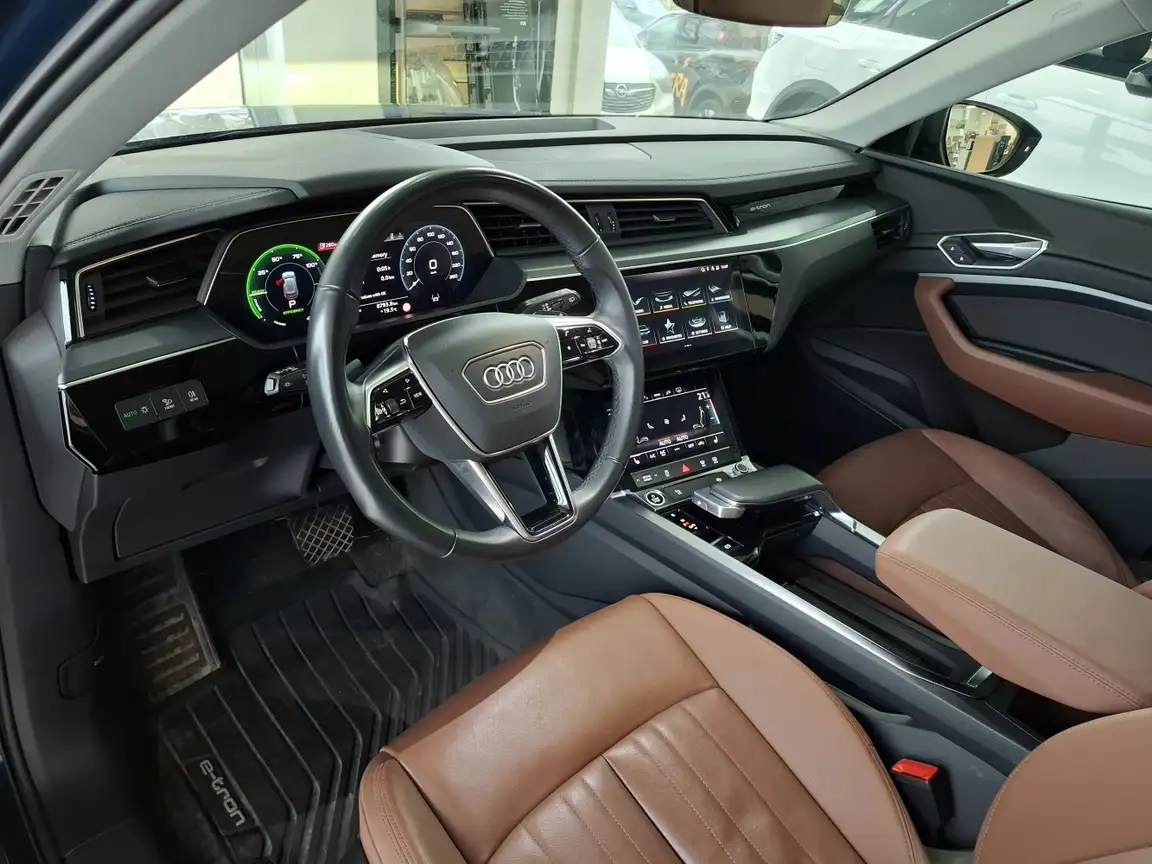 AUDI E-TRON