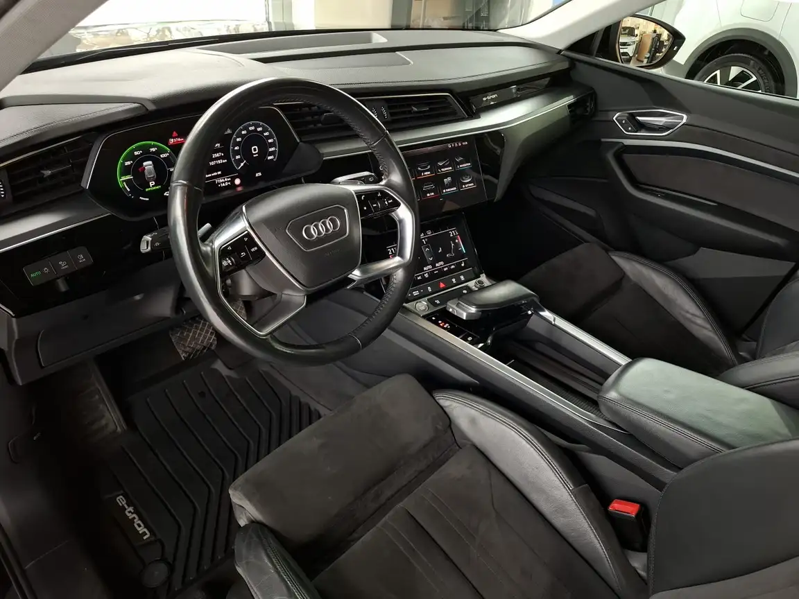 AUDI E-TRON