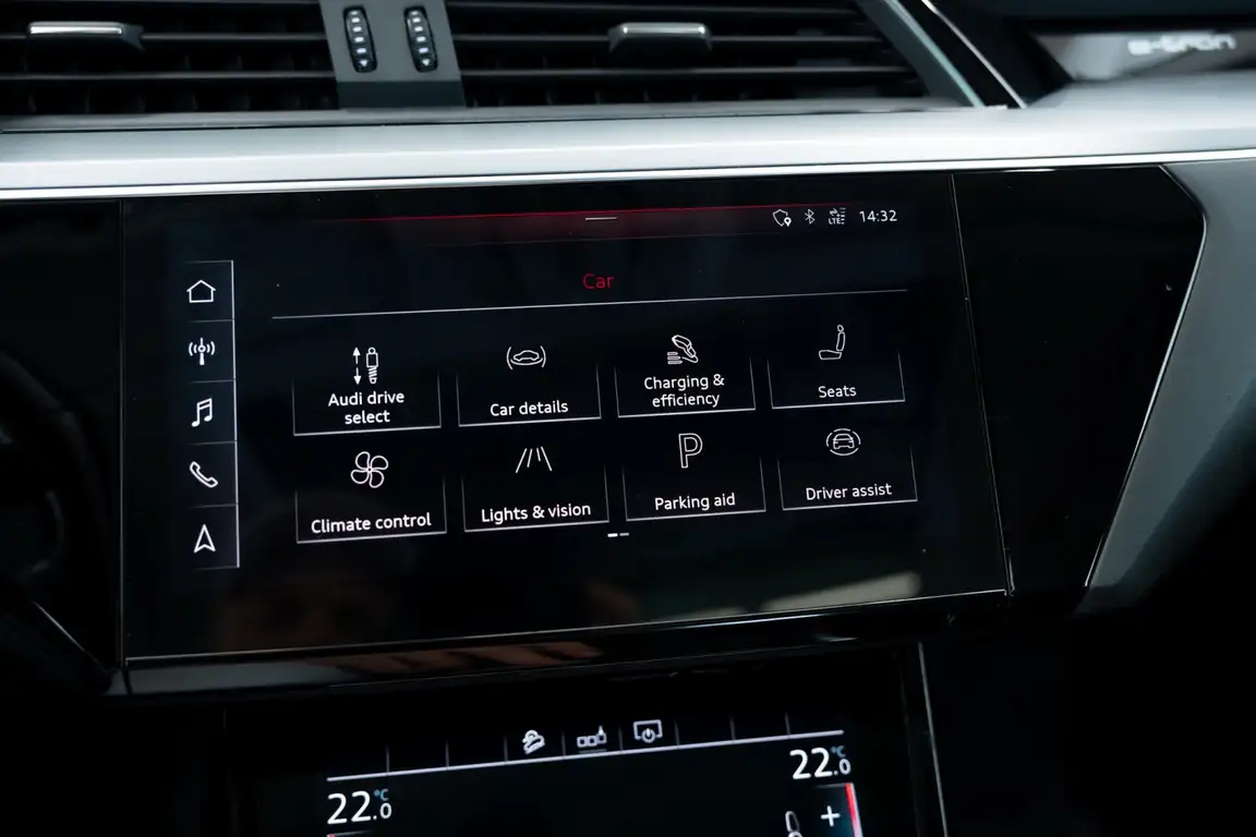 AUDI E-TRON
